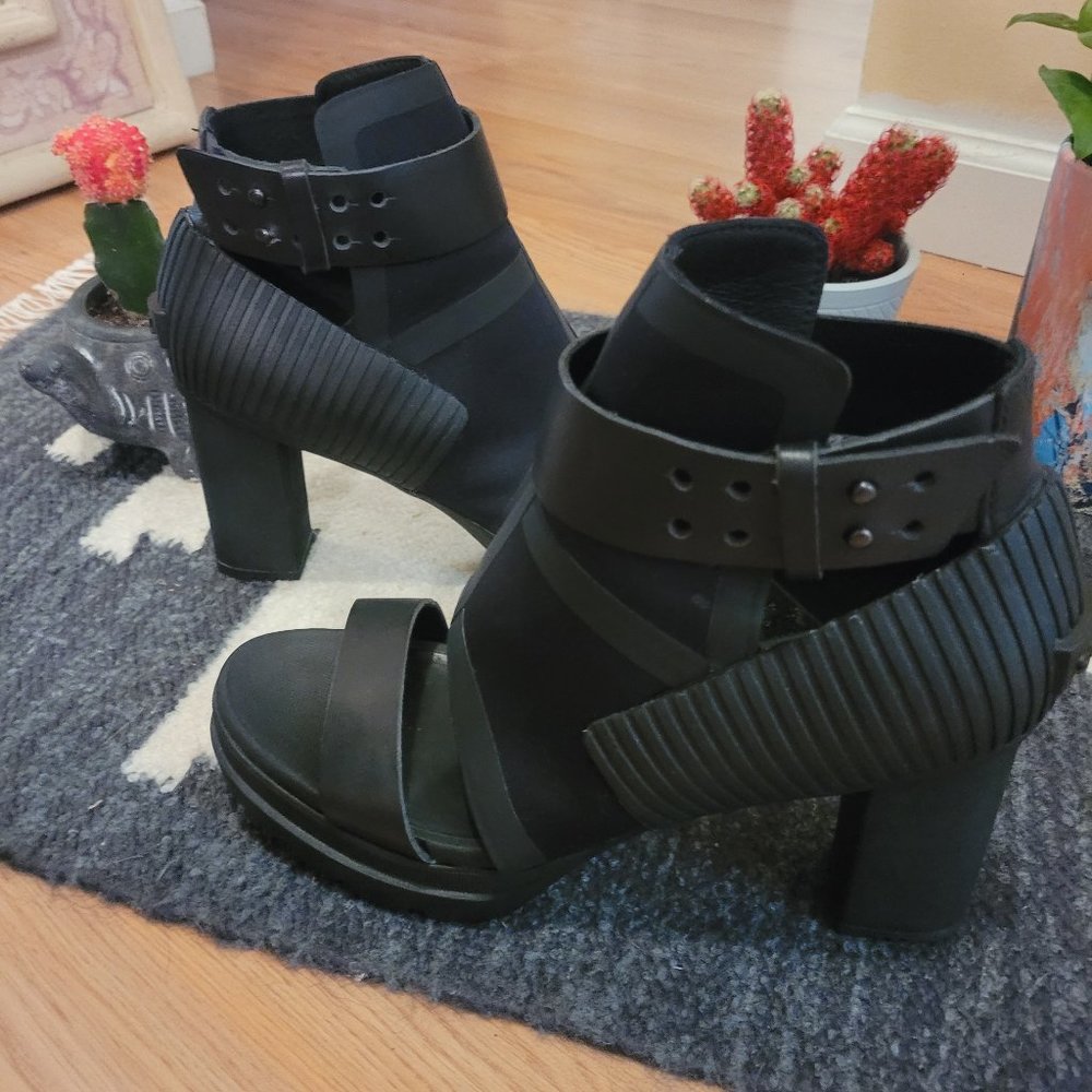 Sexy Cross Sorel Pumps - Picture 2 of 8